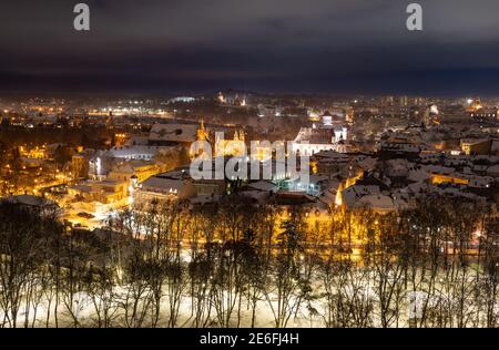 Luftaufnahme der Altstadt von Vilnius, Litauen in der Winternacht mit Schnee Stockfoto