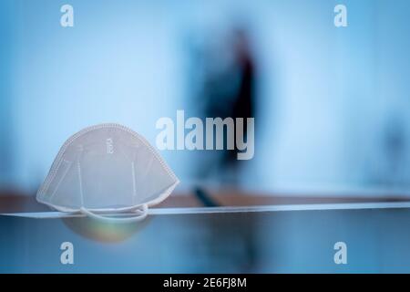 Berlin, Deutschland. Januar 2021. Eine FFP2-Maske liegt in der Bundespressekonferenz während einer Pressekonferenz. Quelle: Kay Nietfeld/dpa/Alamy Live News Stockfoto