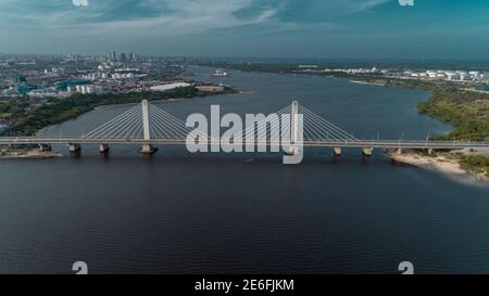 Hängebrücke verbindet die Stadt dar es salaam Stockfoto