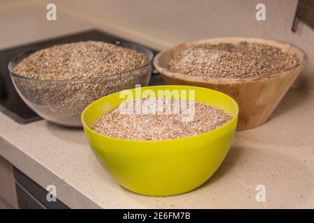Schalen mit Gerstenmalz und Weizenmalz zum Bierbrauen Stockfoto