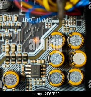 Gifhorn, Deutschland, 16. Januar 2021: Nahaufnahme der Kondensatoren auf dem Mainboard eines Desktop-Computers Stockfoto