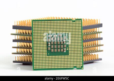 Gruppe von Computer-Mikrochips auf weißem Hintergrund isoliert. Retro-Technologie. Stockfoto