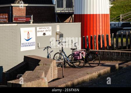 Niederlande, weastkapelle. August 2019. In der Nähe des Leuchtturms gibt es eine kostenlose Ladestation für Elektrofahrräder. Stockfoto