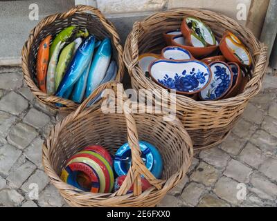 Typisch portugiesische handbemalte Keramik in Körben zum Verkauf in Portugal Stockfoto