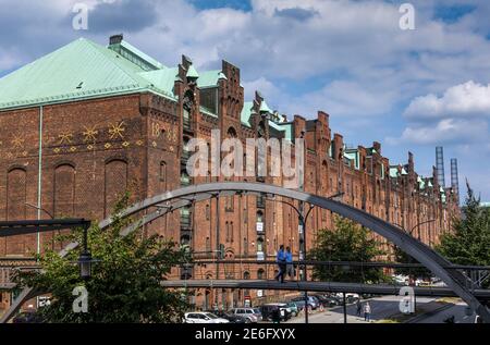 Altes rotes Backsteingebäude im alten Lagerhausviertel der Speicherstadt in Hamburg Stockfoto