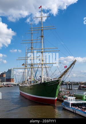 Das Segelschiff Rickmer Rickmers dockte vor der Elbphilharmonie an der Elbe in der Hamburger HafenCity an Stockfoto
