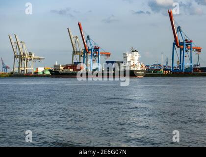 Blick über die Elbe vom Elbstrand auf die Schiffe und Kräne in Hamburg Docks, Deutschland Stockfoto