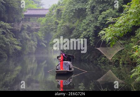 Drei Schluchten Stamm landschaftlich schönen Fleck auf dem Jangtse Fluss. Kreuzfahrten halten hier, damit Sie ethnische Kultur sehen können. Mädchen werden von Jungen umworben, die Musik spielen. Stockfoto