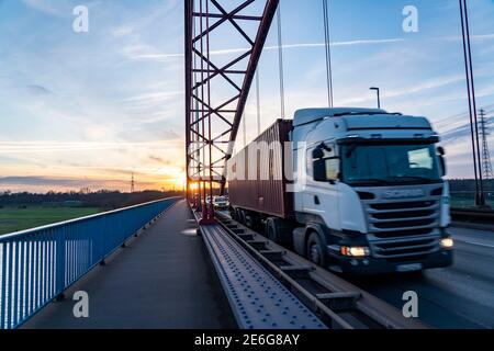 Brücke der Solidarität, Straßenbrücke zwischen den Landkreisen Rheinhausen und Hochfeld, über den Rhein, in Duisburg, NRW, Deutschland Stockfoto