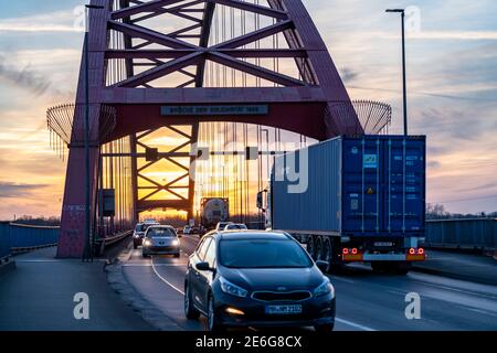 Brücke der Solidarität, Straßenbrücke zwischen den Landkreisen Rheinhausen und Hochfeld, über den Rhein, in Duisburg, NRW, Deutschland Stockfoto