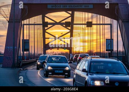 Brücke der Solidarität, Straßenbrücke zwischen den Landkreisen Rheinhausen und Hochfeld, über den Rhein, in Duisburg, NRW, Deutschland Stockfoto