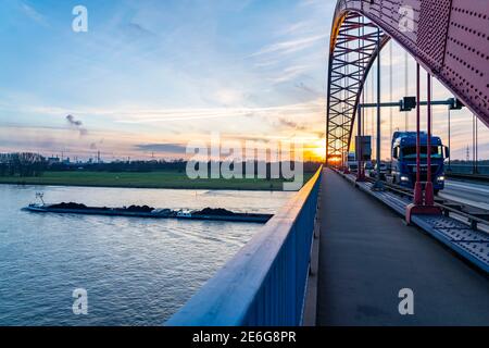 Brücke der Solidarität, Straßenbrücke zwischen den Landkreisen Rheinhausen und Hochfeld, über den Rhein, in Duisburg, NRW, Deutschland Stockfoto