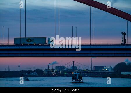 Brücke der Solidarität, Straßenbrücke zwischen den Landkreisen Rheinhausen und Hochfeld, über den Rhein, in Duisburg, NRW, Deutschland Stockfoto