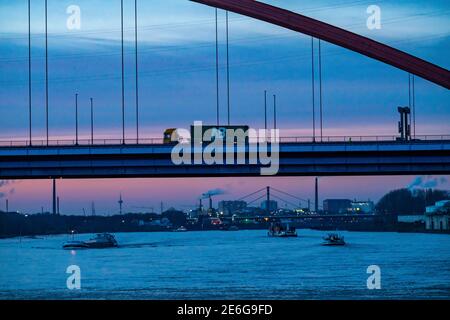 Brücke der Solidarität, Straßenbrücke zwischen den Landkreisen Rheinhausen und Hochfeld, über den Rhein, in Duisburg, NRW, Deutschland Stockfoto