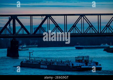 Brücke der Solidarität, Straßenbrücke zwischen den Landkreisen Rheinhausen und Hochfeld, über den Rhein, in Duisburg, NRW, Deutschland Stockfoto