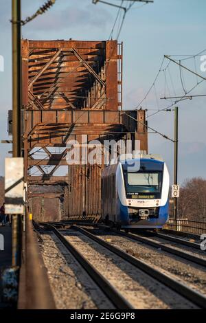 Regionalzug auf der Eisenbahnbrücke Duisburg-Hochfeld zwischen den Ortsteilen Rheinhausen und Hochfeld, über den Rhein, in Duisburg, verbindet Stockfoto