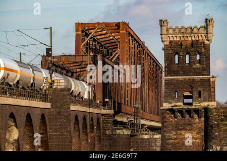 Regionalzug auf der Eisenbahnbrücke Duisburg-Hochfeld zwischen den Ortsteilen Rheinhausen und Hochfeld, über den Rhein, in Duisburg, verbindet Stockfoto