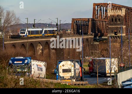 Regionalzug auf der Eisenbahnbrücke Duisburg-Hochfeld zwischen den Ortsteilen Rheinhausen und Hochfeld, über den Rhein, in Duisburg, verbindet Stockfoto