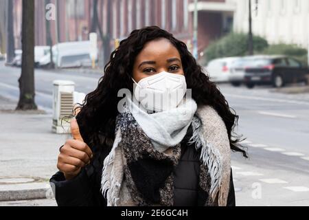 Afroamerikanische Frau trägt N95 medizinische Gesichtsmaske Stockfoto