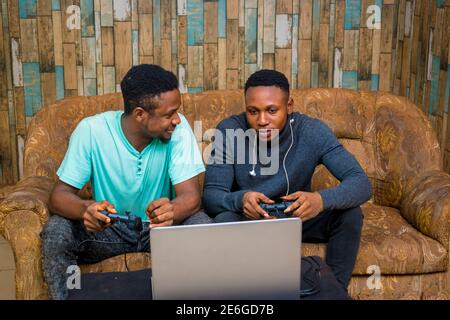 Junge schwarze Männer spielen ein Videospiel auf einem Laptop Zu Hause Stockfoto