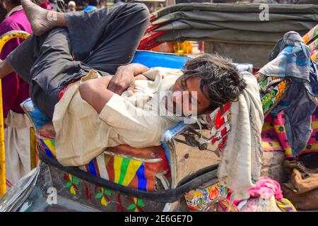 Ein Nickerchen machen, Fahrrad Rickshaw, Varanasi, Indien Stockfoto