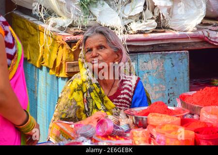 Ältere Indische Dame, Indian Street Market, Varanasi, Indien Stockfoto