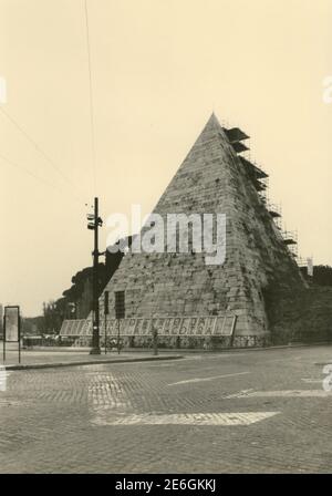 Ansicht der Pyramide von Cestius, Rom, Italien 1990s Stockfoto