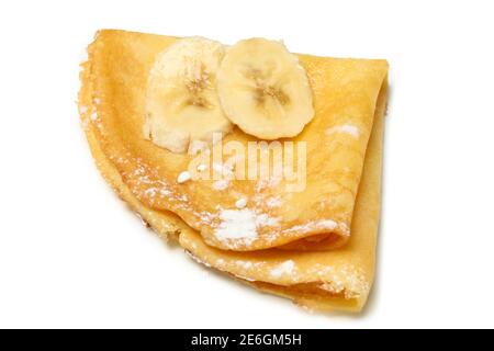 Crepe mit Zuckerpulver und Bananenscheiben isoliert auf weiß Hintergrund Stockfoto