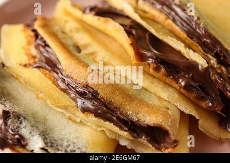 Leckere Crepes mit Schokoladenpaste, Nahaufnahme Stockfoto