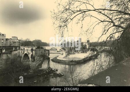 Luftaufnahme der Tiberina Insel und des Tiber Flusses, Rom, Italien 1990s Stockfoto