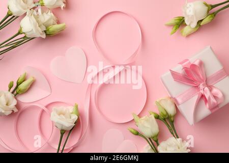 8 aus Band, Rosen, Herzen und Geschenkbox auf rosa Hintergrund, Draufsicht Stockfoto