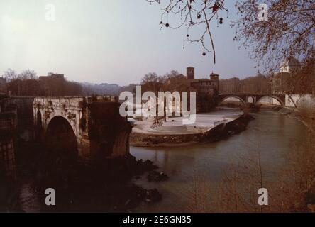 Luftaufnahme der Tiberina Insel und des Tiber Flusses, Rom, Italien 1990s Stockfoto