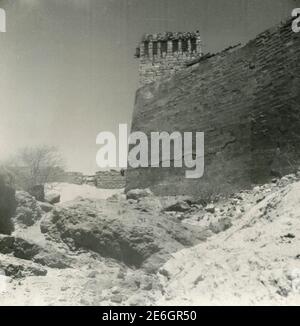 Ostseite des Großen Staudamms von Marib, Jemen 1950s Stockfoto