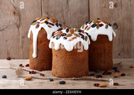 Osterkuchen mit kandierten Früchten und Nüssen auf Holzhintergrund Stockfoto