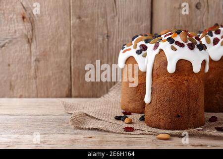 Osterkuchen mit kandierten Früchten und Nüssen auf Holzhintergrund Stockfoto