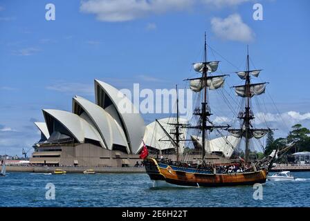 SYDNEY, AUSTRALIEN - 26. Jan 2016: James Cooks Boot mit dem Namen Endeavour vor dem Opernhaus am Australia Day. Dies ist das Boot, das Disco Stockfoto