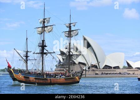 SYDNEY, AUSTRALIEN - 26. Jan 2016: James Cooks Boot mit dem Namen Endeavour vor dem Opernhaus am Australia Day. Dies ist das Boot, das Disco Stockfoto