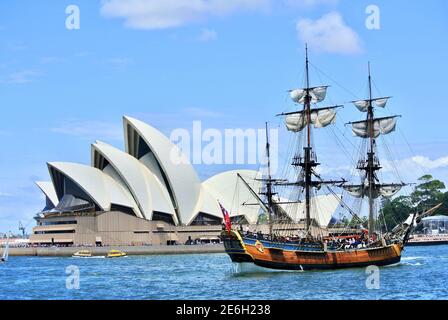 SYDNEY, AUSTRALIEN - 26. Jan 2016: James Cooks Boot mit dem Namen Endeavour vor dem Opernhaus am Australia Day. Dies ist das Boot, das Disco Stockfoto