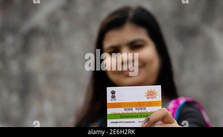 Selektiver Fokus auf aadhaar-Karte in der Hand eines Indianers Frau Stockfoto