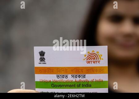 Selektiver Fokus auf aadhaar-Karte in der Hand eines Indianers Frau Stockfoto