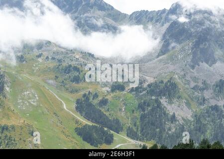 Selektiver Fokus - wunderschöne Aussicht auf beeindruckende Wolken, die die Pyrenäen bedecken. Stockfoto