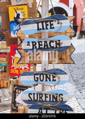 Holz bemalte Souvenirs aus Portugal, Strandmotive in Schuhform Stockfoto