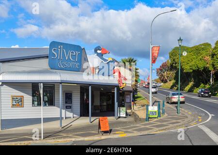 Tirau, Neuseeland, bekannt für seine vielen Wellblech-Kunstwerke. Eine Skulptur eines Pukeko (einheimischer Vogel) auf dem Juweliergeschäft 'Silver & Some' Stockfoto