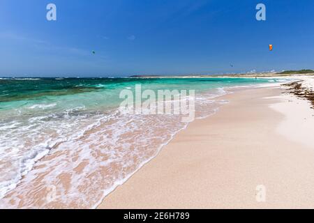 Kitesurfer am Boca Grandi Beach, Aruba Stockfoto