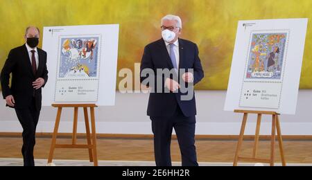 Berlin, Deutschland. Januar 2021. Bundesfinanzminister Olaf Scholz (SPD, l) übergibt die 2021 Sozialmarken an Bundespräsident Frank-Walter Steinmeier im Schloss Bellevue. Quelle: Wolfgang Kumm/dpa/Alamy Live News Stockfoto
