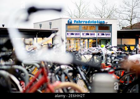 Oldenburg, Deutschland. Januar 2021. Zahlreiche Fahrräder stehen vor einer Fahrradstation am Hauptbahnhof. In einer groß angelegten Befragung von 29 Städten untersuchte der ADAC die Zufriedenheit der Bevölkerung mit ihrer Mobilitätssituation. Im Fokus standen in diesem Jahr 29 mittelständische deutsche Städte und ihre Mobilitätsangebote für Fußgänger, Autofahrer, Radfahrer und Nutzer des öffentlichen Nahverkehrs. Quelle: Hauke-Christian Dittrich/dpa/Alamy Live News Stockfoto