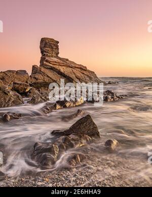 Sonnenaufgang am Playa de Portizuelo, Asturien, Spanien, nur zur goldenen Stunde Stockfoto