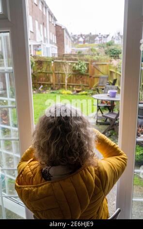 Brighton UK 29. Januar 2021 - Jennie Dack nimmt an der Big Garden Birdwatch 2021 Umfrage des RSPB in ihrem Haus in Queens Park Brighton Teil. Die jährliche Big Garden Birdwatch findet an diesem Wochenende vom 29. Bis 31. Januar für das größte britische Citizen Science-Projekt im Garten statt. : Credit Simon Dack / Alamy Live News Stockfoto