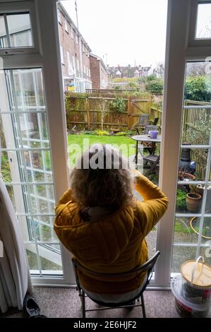 Brighton UK 29. Januar 2021 - Jennie Dack nimmt an der Big Garden Birdwatch 2021 Umfrage des RSPB in ihrem Haus in Queens Park Brighton Teil. Die jährliche Big Garden Birdwatch findet an diesem Wochenende vom 29. Bis 31. Januar für das größte britische Citizen Science-Projekt im Garten statt. : Credit Simon Dack / Alamy Live News Stockfoto