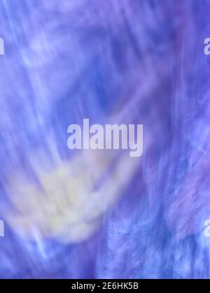 Blau, wirbelnd abstrakt mit einem Streifen von Gelb Stockfoto